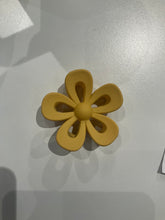 Load image into Gallery viewer, Flower Hair Claw