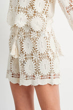 Load image into Gallery viewer, girl with crochet shorts and a flower pattern