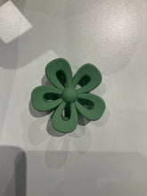 Load image into Gallery viewer, Flower Hair Claw