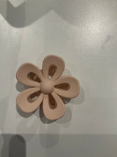 Load image into Gallery viewer, Flower Hair Claw