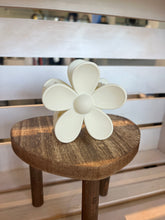 Load image into Gallery viewer, Flower Hair Claw