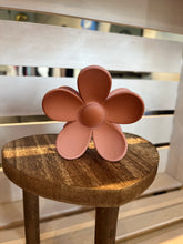 Load image into Gallery viewer, Flower Hair Claw