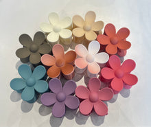 Load image into Gallery viewer, Flower Hair Claw