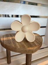 Load image into Gallery viewer, Flower Hair Claw
