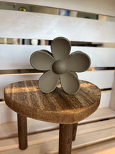 Load image into Gallery viewer, Flower Hair Claw