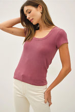 Load image into Gallery viewer, Woman wearing a mauve t-shirt and white pants against a plain background
